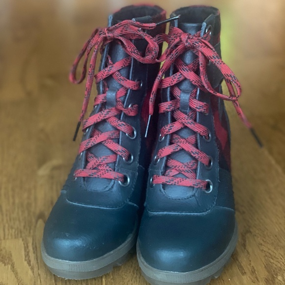 Red Buffalo Plaid Sorel Wedge Boots, Kid size 2 - Picture 2 of 5